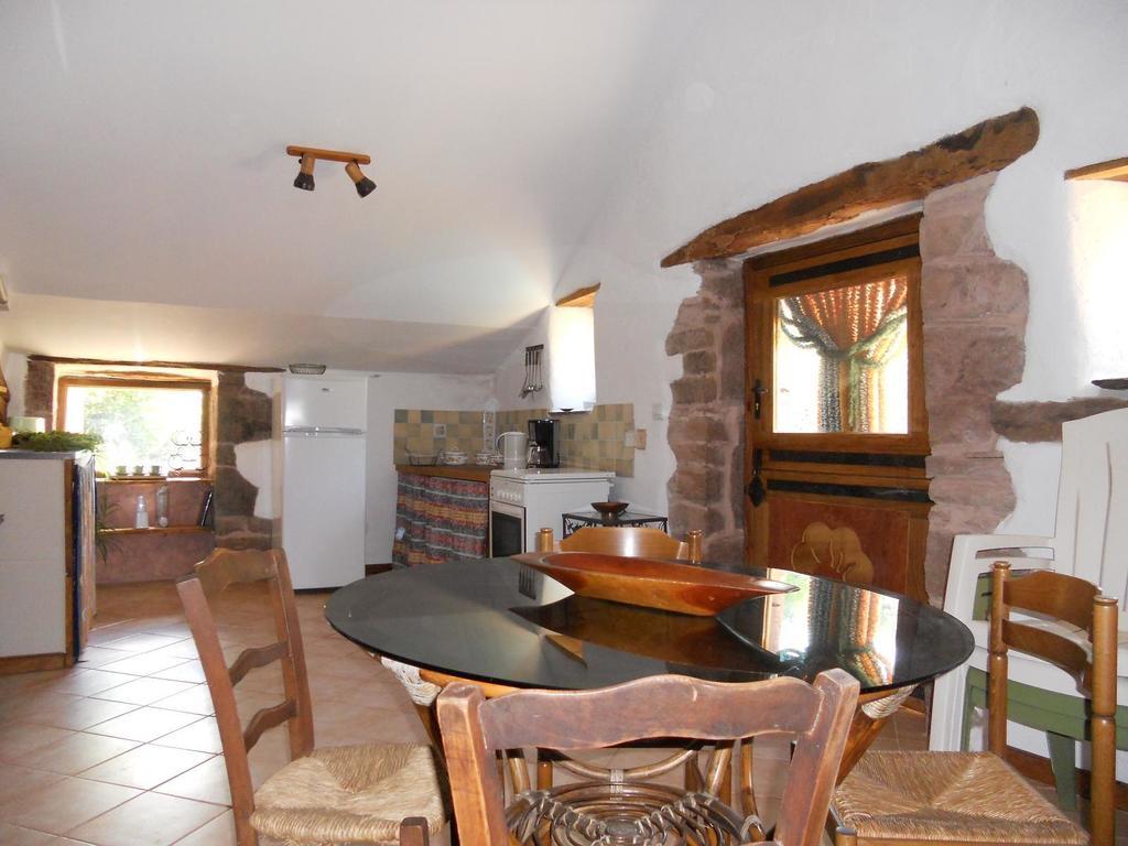 Gite Des Monts Saint-Izaire Room photo